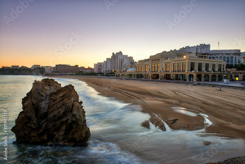 belle vue sur la plage de Biarritz en France et son casino au lever du soleil 