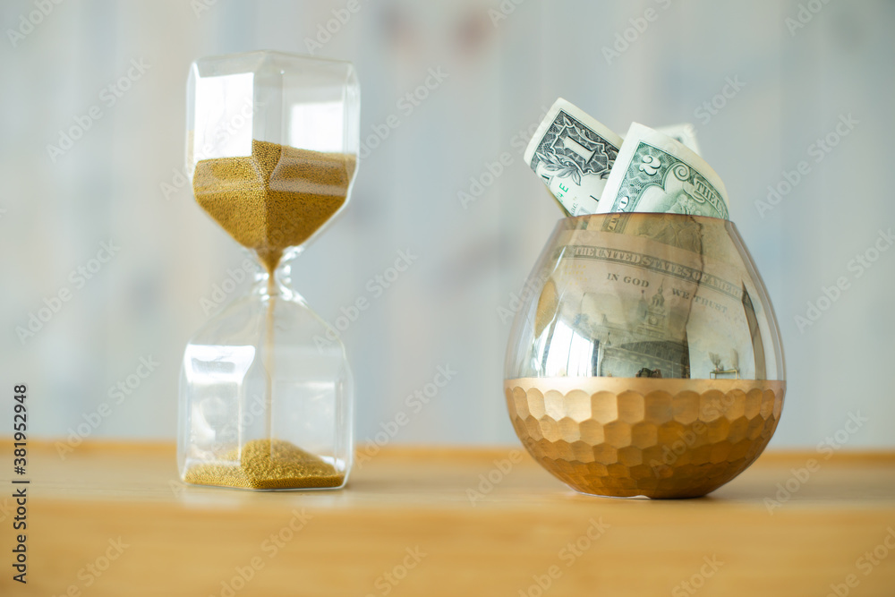 Dollar Trinkgeld in Glas Glas Sanduhr Holz Hintergrund
