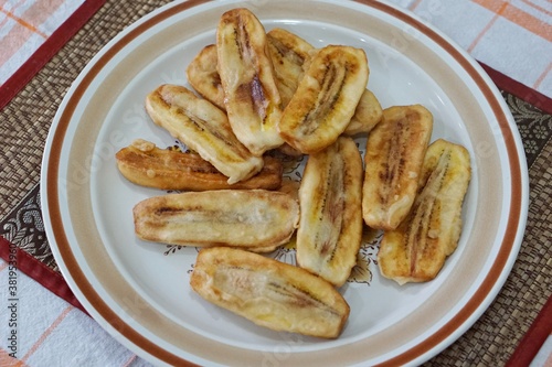 Indonesian fried banana (pisang goreng Indonesia).