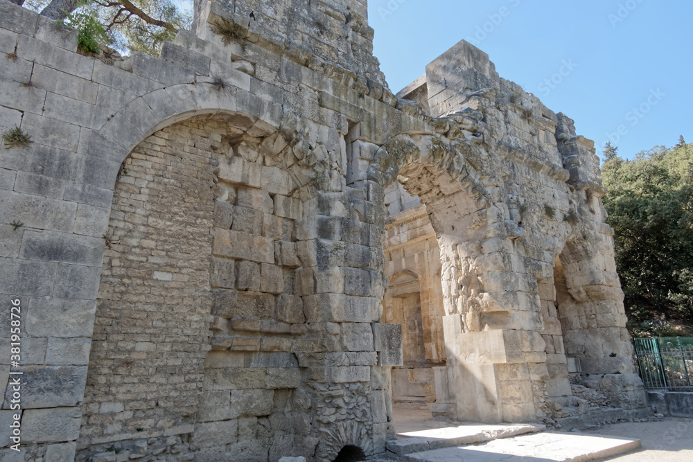 Baies cintrées de la façade principale du temple de Diane à Nîmes - Gard - France
