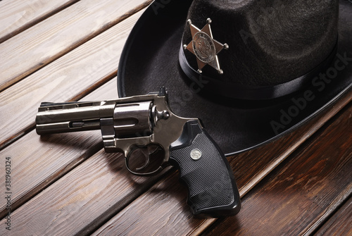 Texas police sheriff's hat in western style and revolver Fototapete