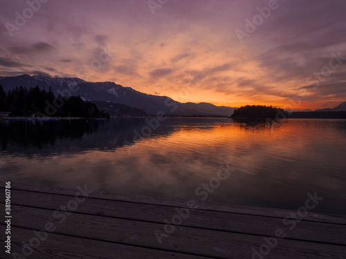 Alpejskie jezioro w świetle zachodzącego słońca