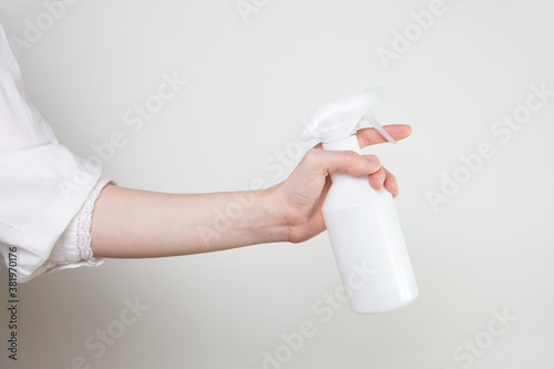 アルコールスプレーを持つ人の手