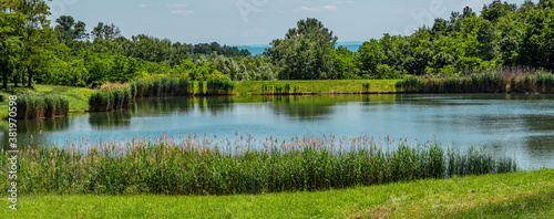 Cuadro en lienzo Panorama of Ljeskove vode lake