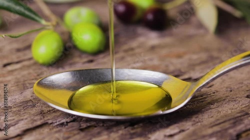 Olio di oliva extra vergine con olive e gocce photo