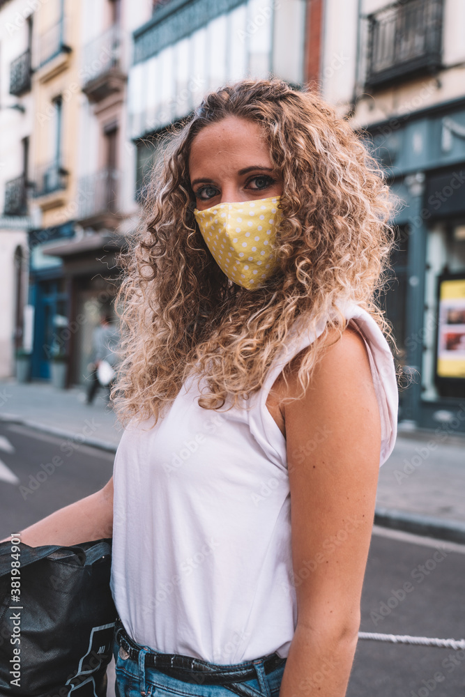 Obraz premium mujer calle mascarilla