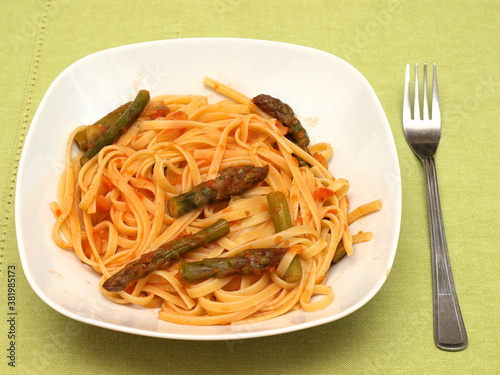Pasta with asparagus and tomato sauce