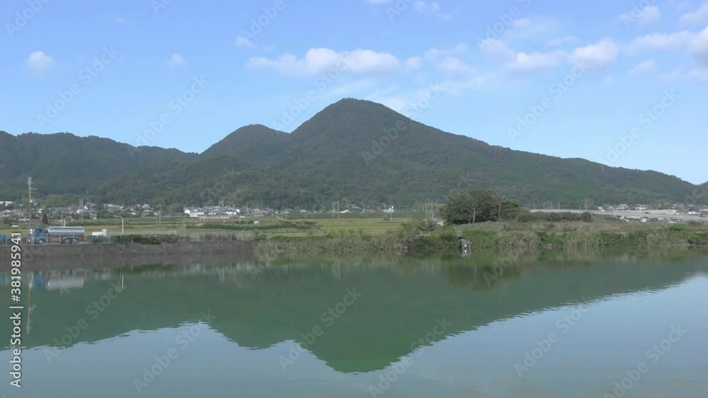 千股池越しに見る二上山

