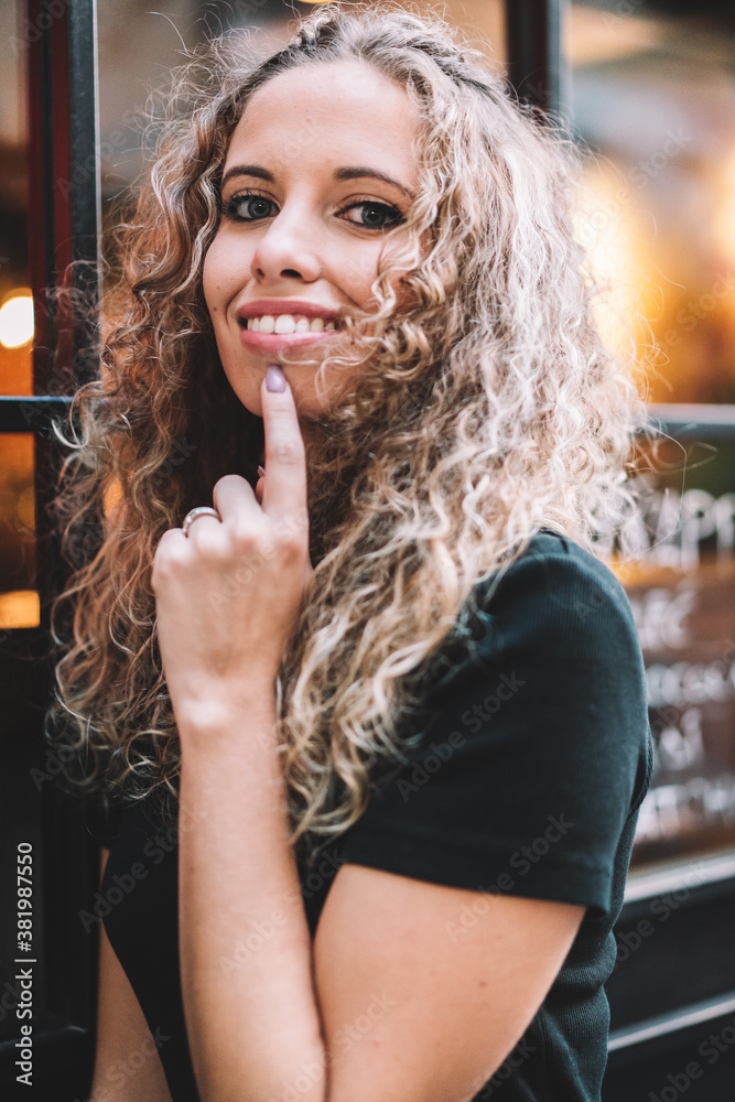 mujer calle sonrisa mujer calle sonrisa