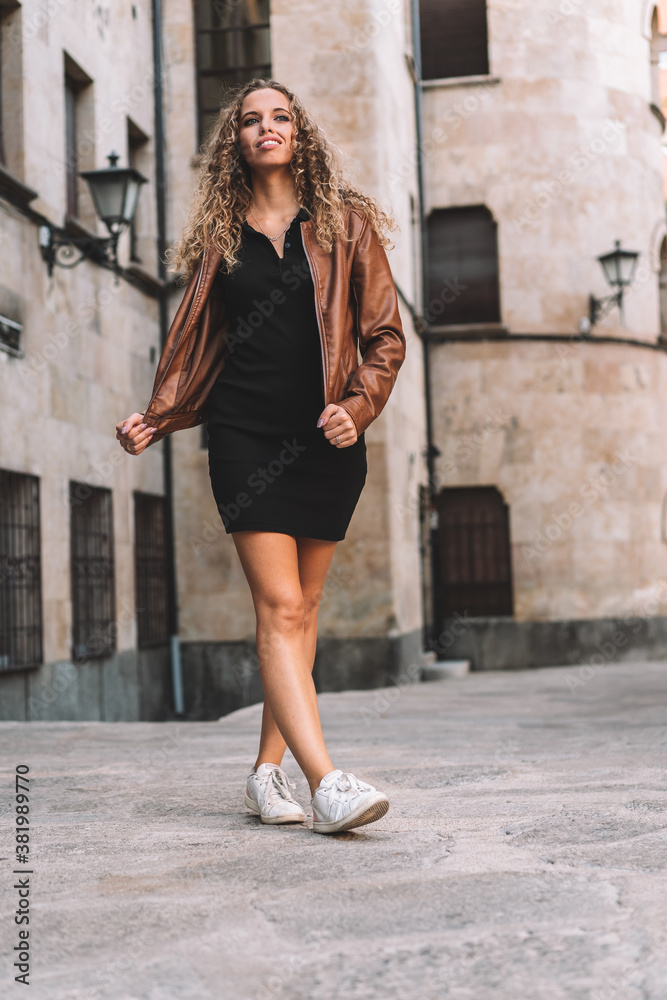 mujer calle sonrisa mujer calle sonrisa