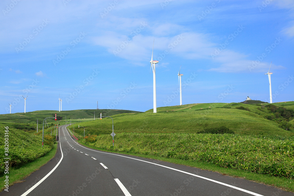 Fototapeta premium 宗谷丘陵と風力発電用風車