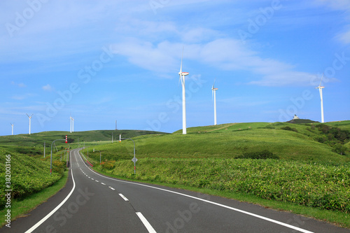 宗谷丘陵と風力発電用風車 © Paylessimages
