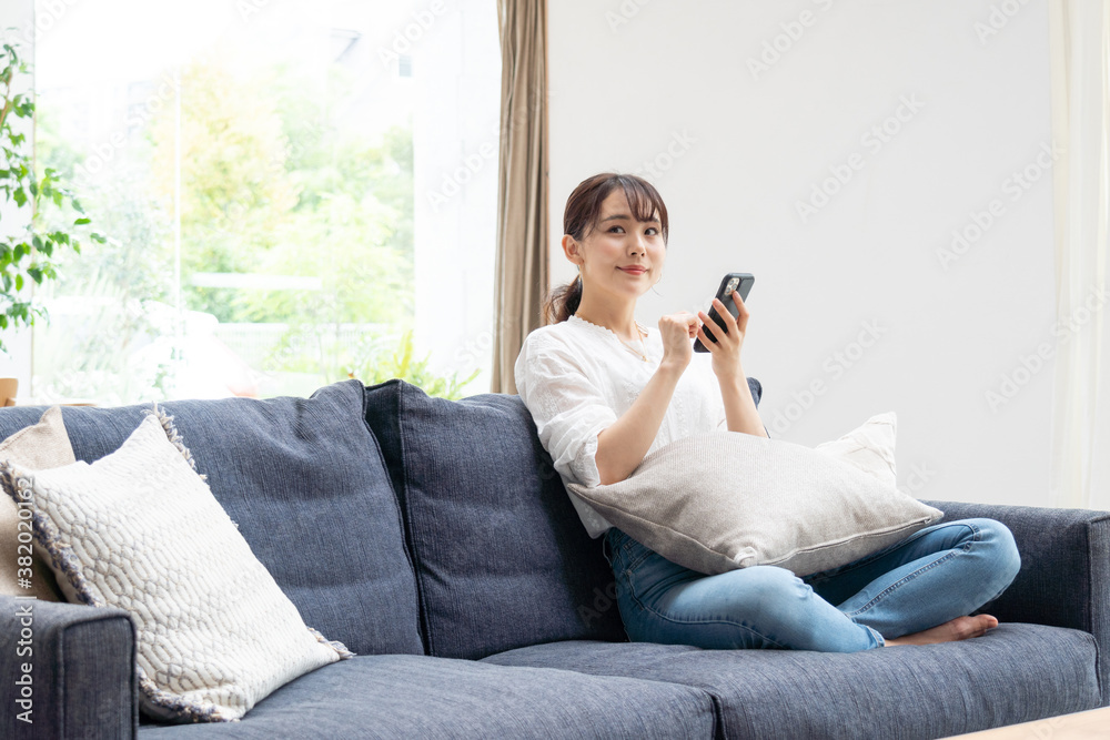 Fototapeta premium リビングにいる女性