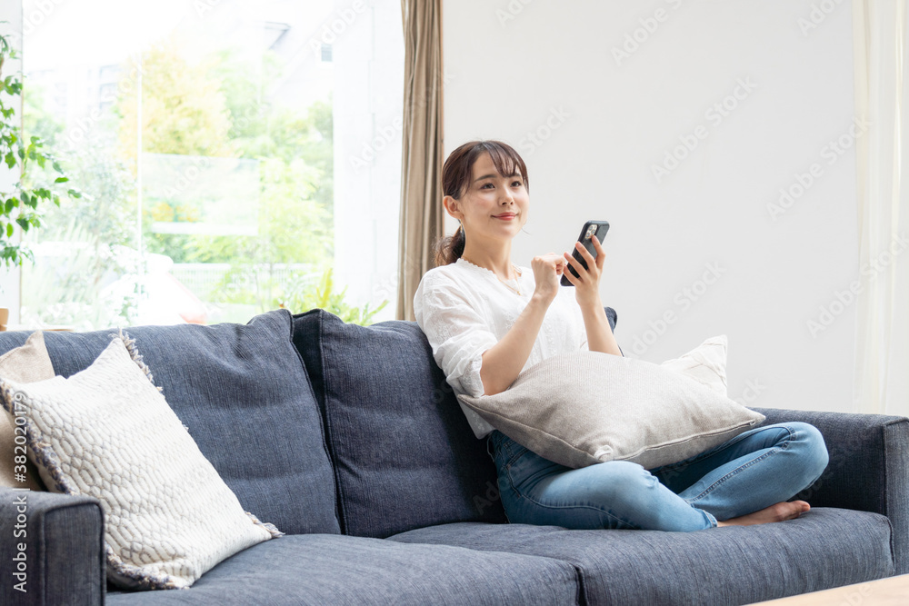 リビングにいる女性 リビングにいる女性