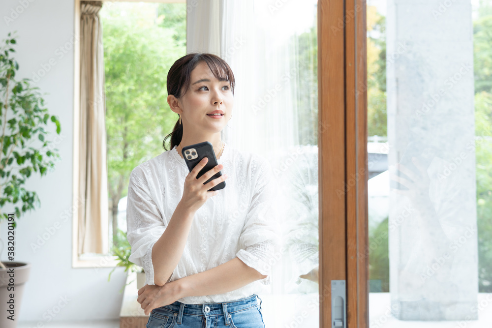 Fototapeta premium リビングにいる女性