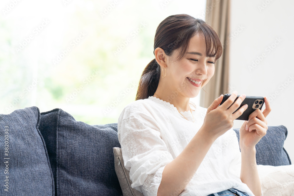 リビングにいる女性 リビングにいる女性
