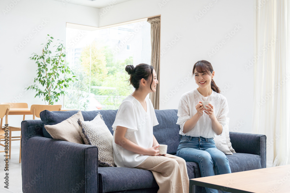 リビングにいる女性 リビングにいる女性