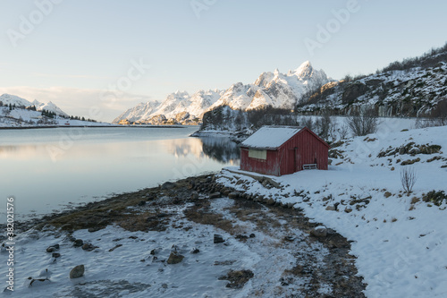 Die wunderschöne Landschaft der Lofoten in Norwegen © Christian