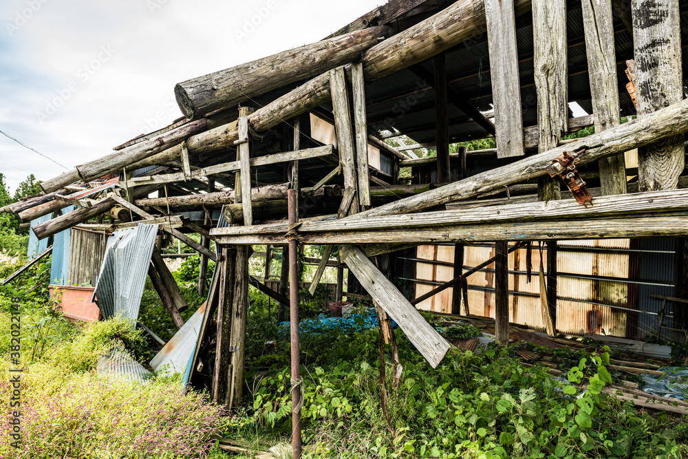日本の山奥の放棄され廃屋になった木造の建物 日本の山奥の放棄され廃屋になった木造の建物