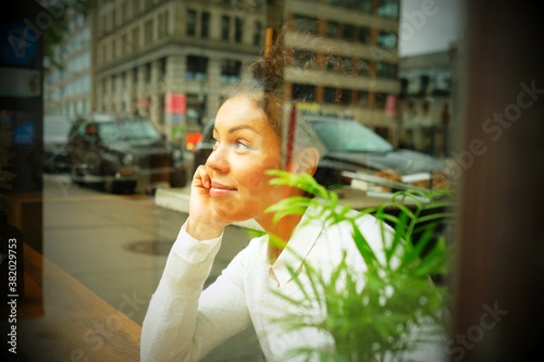 Femme pensive devant fenêtre 