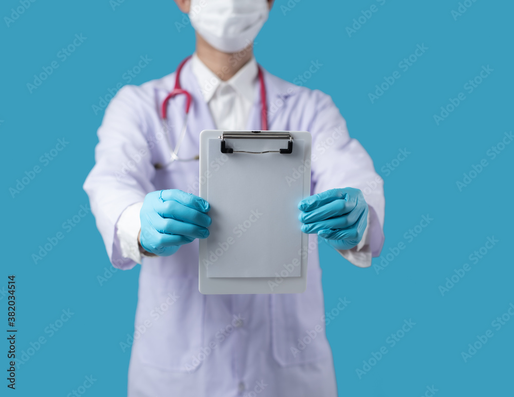 Φωτογραφία Doctor showing clipboard with blank sheet of paper, you can place your text in c