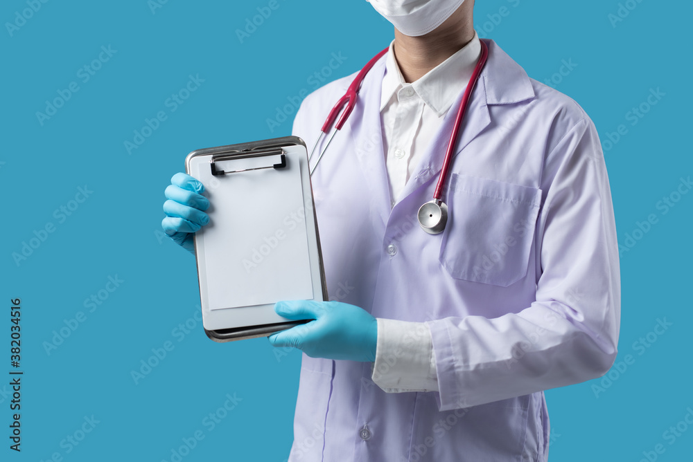 Φωτογραφία Doctor showing clipboard with blank sheet of paper, you can place your text in c