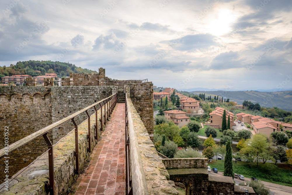 Φωτογραφία View of tower and wall of the fortress Montalcino Fortezza, city streets and and