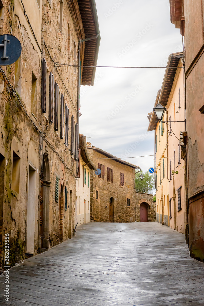 Φωτογραφία Narrow street among medieval houses in Montalcino, Tuscany, Italy