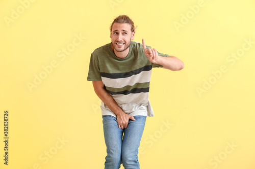 Foto Man with problem of frequent urination on color background