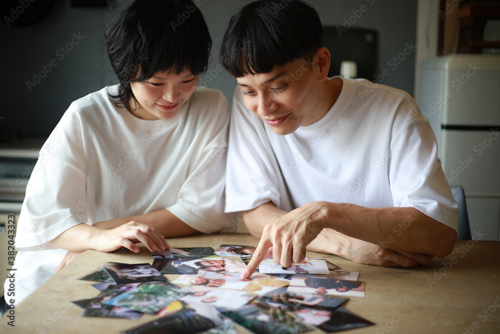 写真を見るカップル 写真を見るカップル