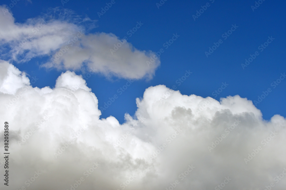 真っ青な空に浮かぶ真っ白な雲