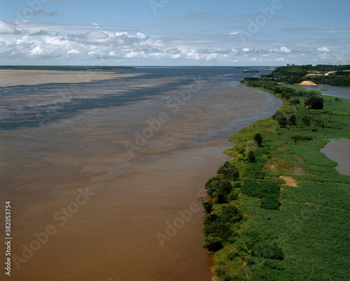 ネグロ川とソリモンエス川の合流 空撮