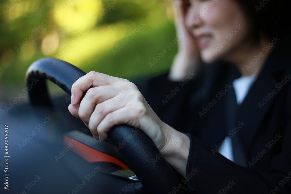 運転中に驚いた表情をする女性 運転中に驚いた表情をする女性