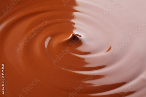 ミルクチョコレートの渦（テンパリングしたミルクチョコレート） photo