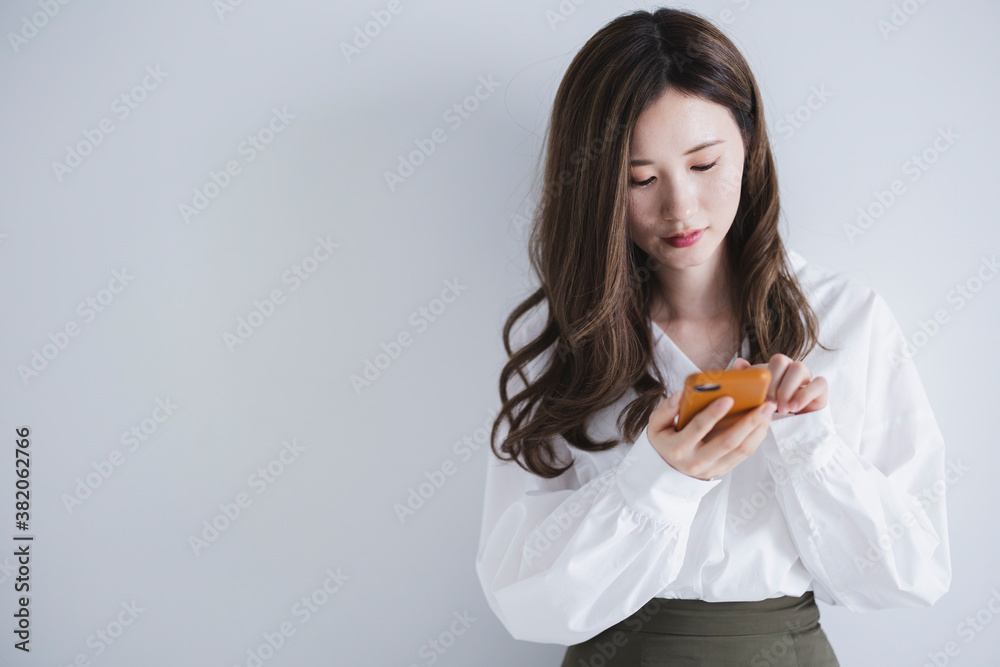 スマートフォンを使う女性