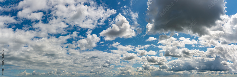 Obraz premium Fantastic clouds against blue sky, panorama