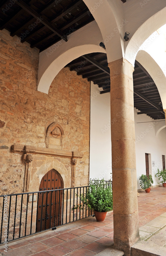 Portada de la torre del obispo Castro Nuño. Patio del palacio episcopal de Cáceres, España