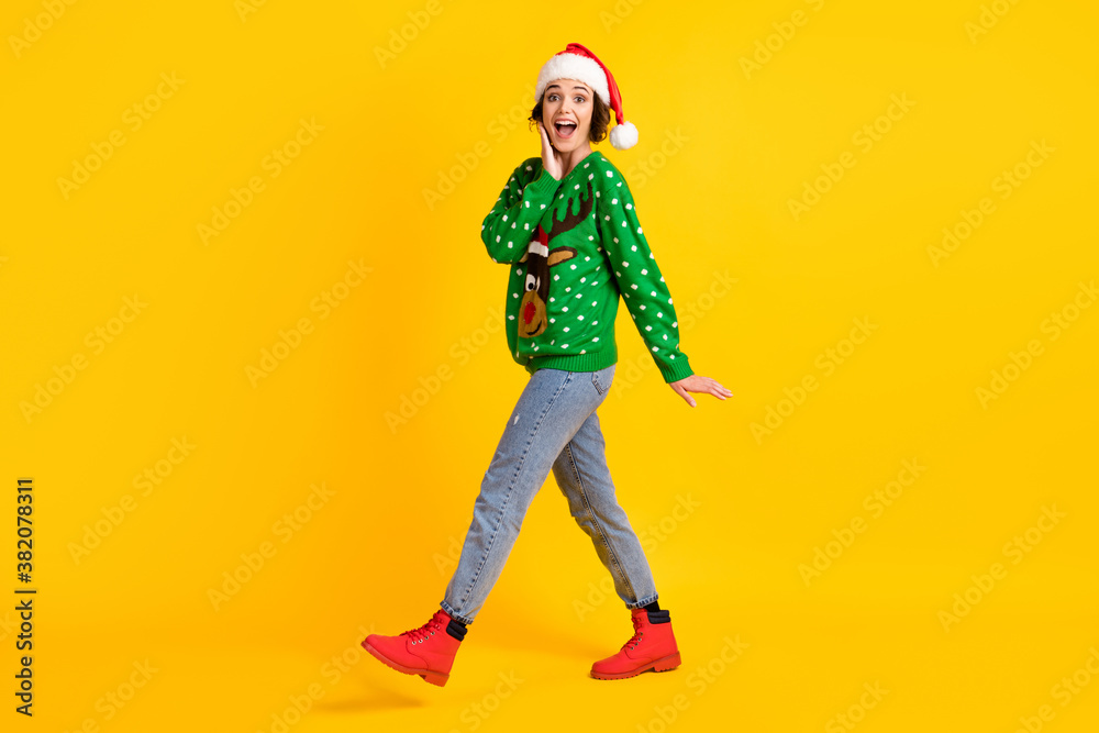 Full body profile side photo shocked crazy girl santa claus headwear go walk house x-mas christmas tradition gift present delivery wear reindeer decor sweater isolated bright color background Full body profile side photo shocked crazy girl santa claus headwear go walk house x-mas christmas tradition gift present delivery wear reindeer decor sweater isolated bright color background