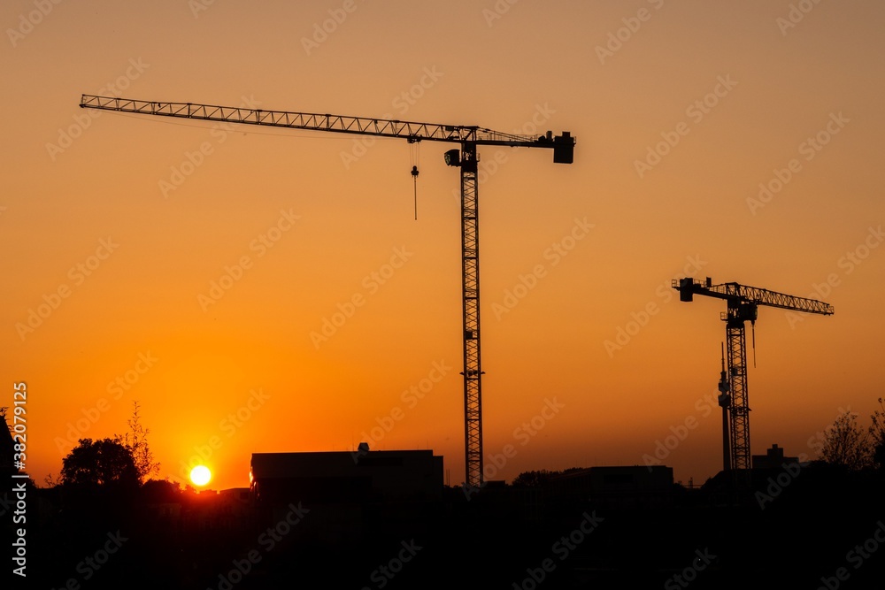 Silhouette Baukräne bei Sonnenuntergang