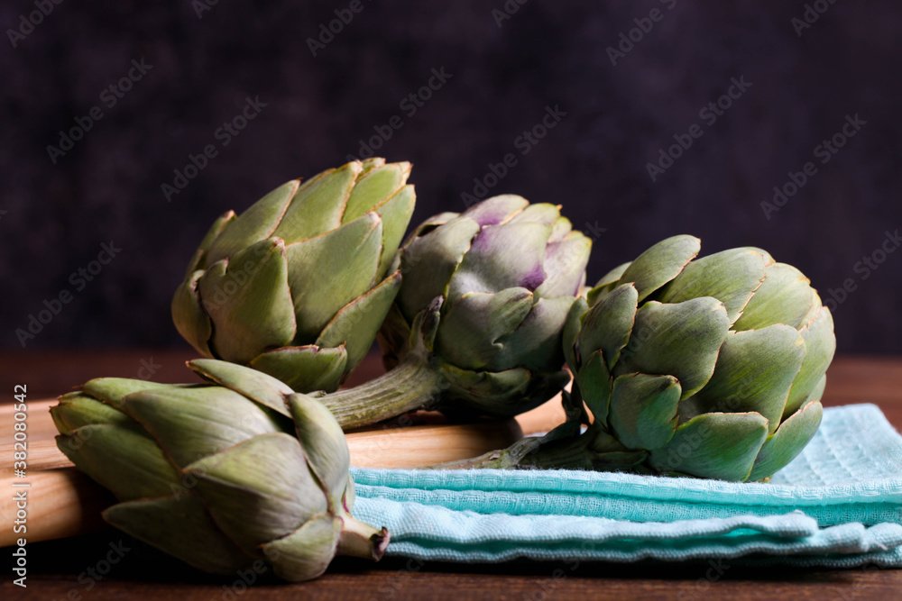 Obraz premium Four fresh artichokes