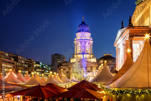 Canvas Print Blick über den festlich beleuchteten Weihnachtsmarkt auf den Deutschen Dom am Ge