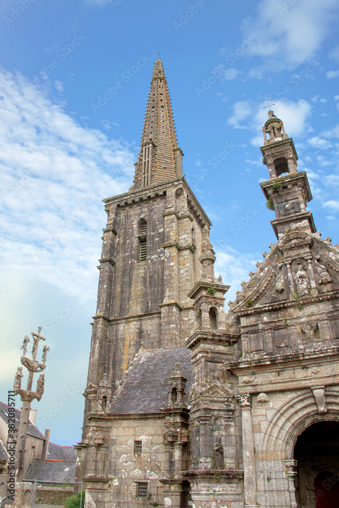 Fototapeta premium Commana. Eglise Saint-Derrien et calvaire de l'enclos paroissial. Finistère. Bretagne 