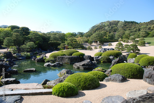 huge japanese garden in spring / 広大な日本庭園・和風庭園