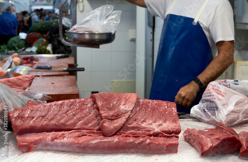 Puesto de venta de atún y pescado en un mercado