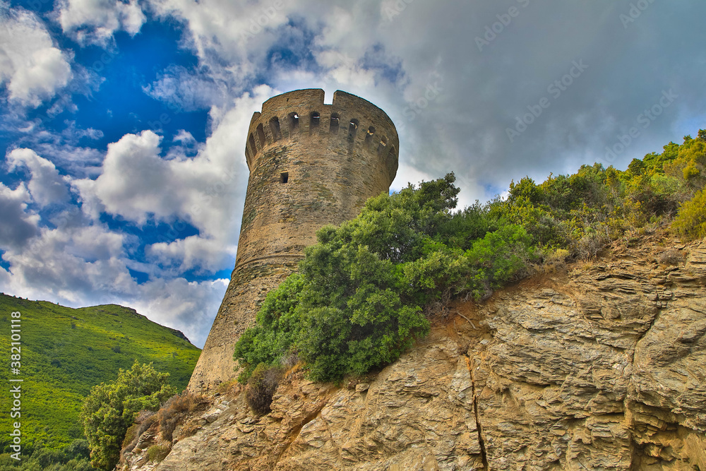 Alter Wachturm von Losse, ein genuesischer Turm in der Gemeinde Cagnano entlang der Straße der Ostküste des Cap Corse, Haut-Corse Korsika