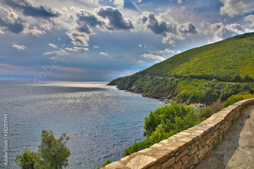 Foto ie kurvenreiche Landstraße der Küste der Westküste von Cap Corse, wunderschöne w