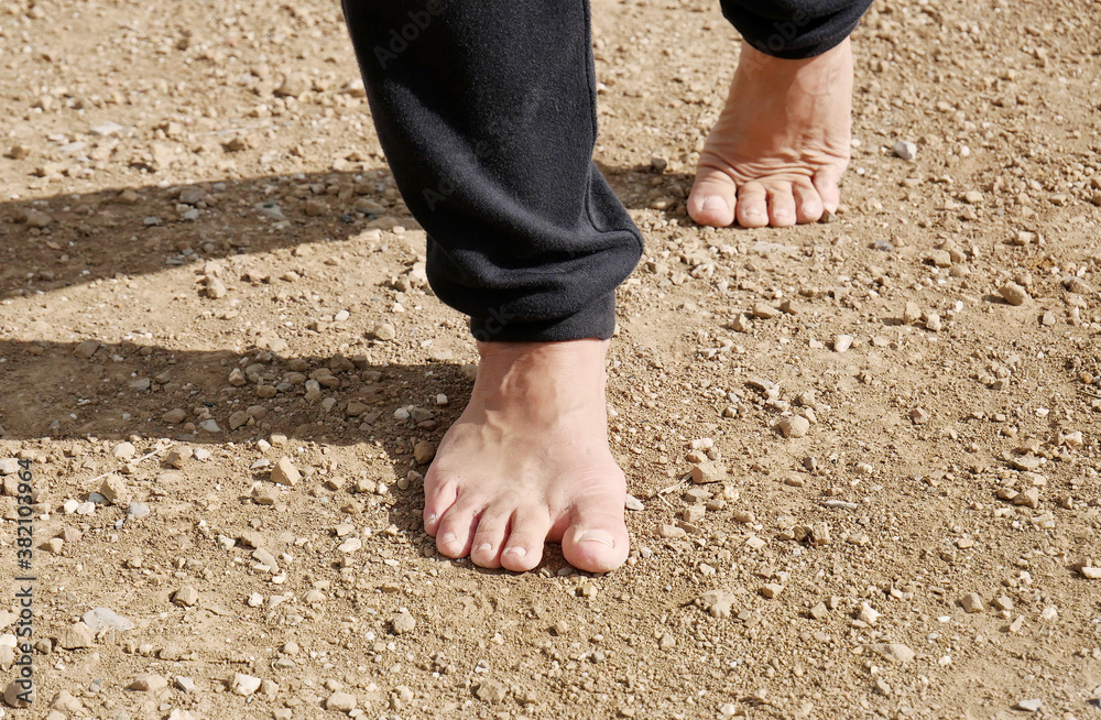 Camminare a piedi nudi nella natura: piedi su terreno naturale. Stock ...