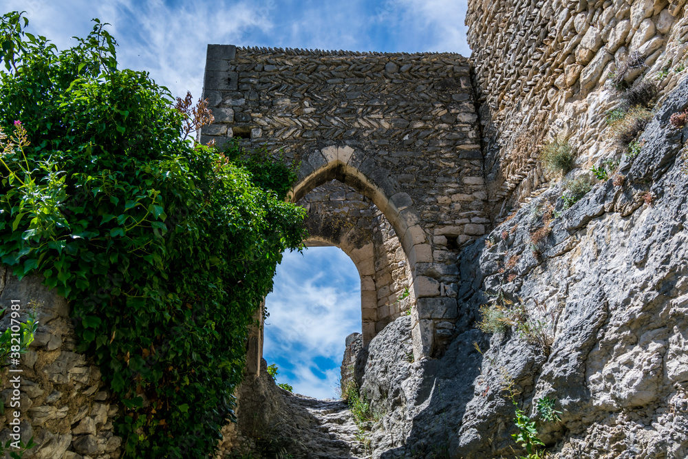 Saint-Saturnin-lès-Apt, village médiéval perché du Luberon en Provence-Alpes-Côte-d'Azur.	
