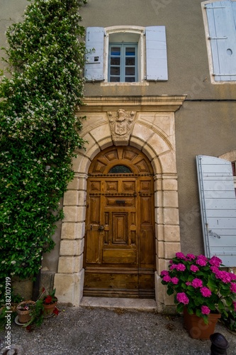 Saint-Saturnin-lès-Apt, village médiéval perché du Luberon en Provence-Alpes-Côte-d'Azur. 