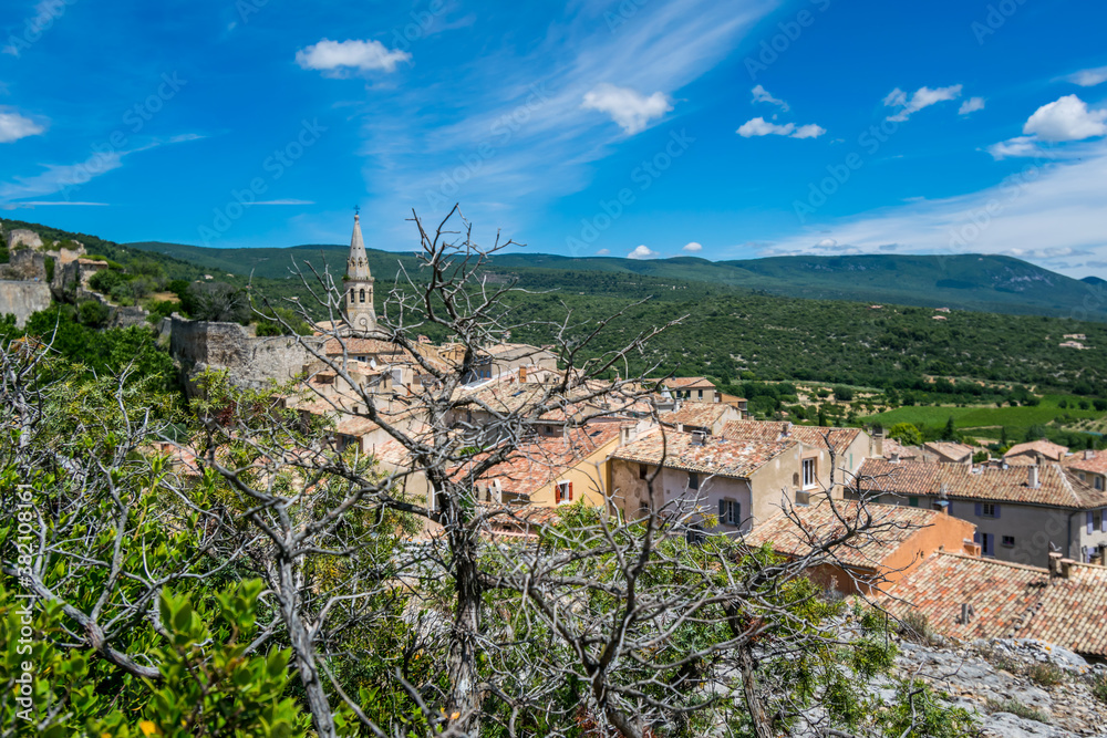 Saint-Saturnin-lès-Apt, village médiéval perché du Luberon en Provence-Alpes-Côte-d'Azur.	
